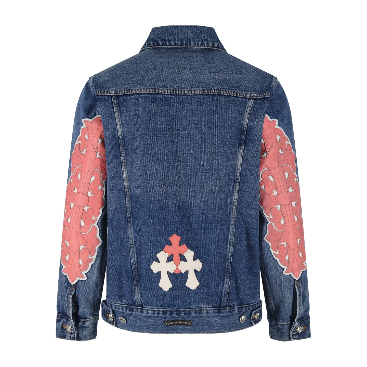 🅿️810 [Exclusive supply] CH Crow Heart Sleeve Cross-Flat Denim Jacket This denim jacket takes the brand's iconic cross element as its core, and stages a wonderful dialogue between hardcore aesthetics and street fashion on retro distressed denim fabric. Design details: the visual fantasy of Gothic symbols, the multi-dimensional expression of the cross totem: the red and white contrasting cross patches are staggered on the chest and back, making the brand more recognizable; the hollow cross pattern leather splicing on the sleeves combines the mystery of religious symbols with the punk-style deconstructed design. Every detail tells the dark aesthetics of Crowe's heart. Retro distressing with denim texture: Selected denim fabrics are treated with distressing techniques to show natural fading and texture, which not only retains the retro accent of denim items, but also adds a casual sense to the overall look. The ingenuity of hardware and tailoring: the metal buttons and hardware all have Croxin's iconic pattern, which shines with exquisite luster under the refraction of light; the neat tailoring of the classic denim jacket is suitable for a variety of wearing scenarios, and can create a strong personal style whether it is layered or worn alone. Croxin's denim jacket is not only a piece of clothing, but also a style badge that highlights unique aesthetics and rebellious attitude. For those who pursue individuality, they can leave their own hardcore mark in the fashion field. Size:S-M-L-XL